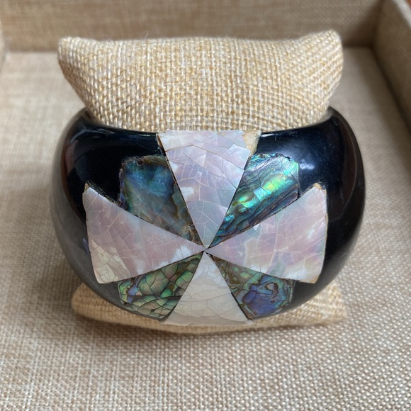 PONO Joan Goodman Italian Resin Bracelet W/ Mother Of Pearl Maltese Cross Inlay - Picture 8 of 8